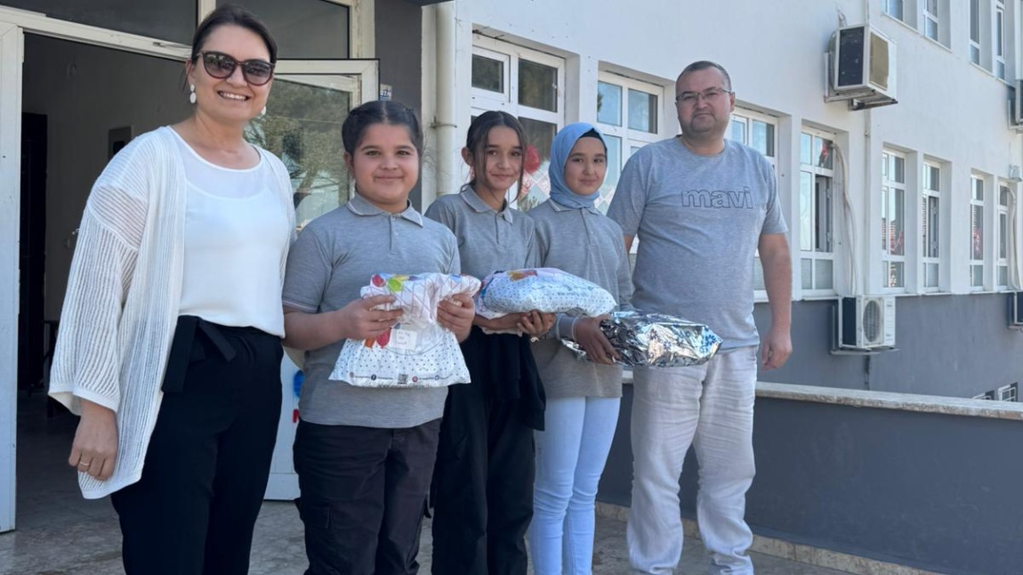 CUMHURİYET Konulu Resim Yarışmasında öğrencilerimizi ödüllendirdik.